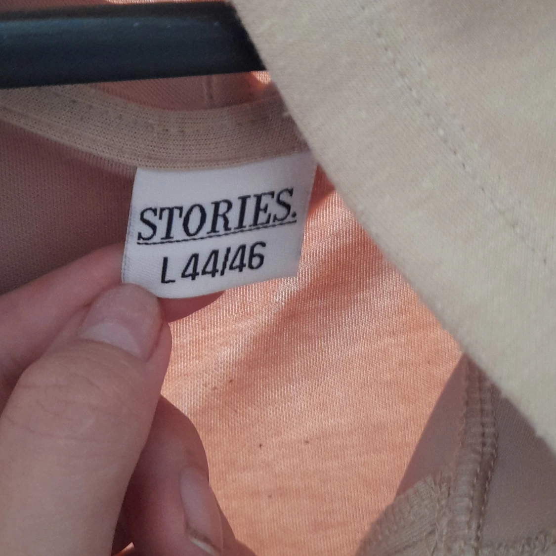 Beige hoodie från Stories med knappar - 2