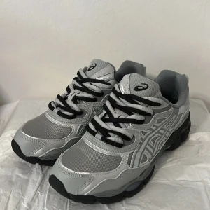 Svarta Asics gel nyc  - Snygga Asics sneakers i svart och grått med coola detaljer och meshpaneler för extra andningsförmåga. 