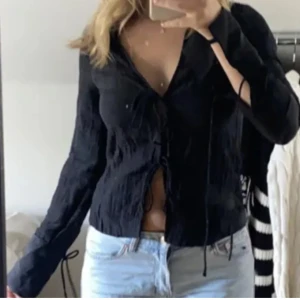 Svart blus  - Säljer en svart blus ifrån H&M som tidigare är köpt här på plick. Köpte den oanvänd och den har efter det max använts 5 gånger. Superfin men kommer tyvvär inte till användning😊