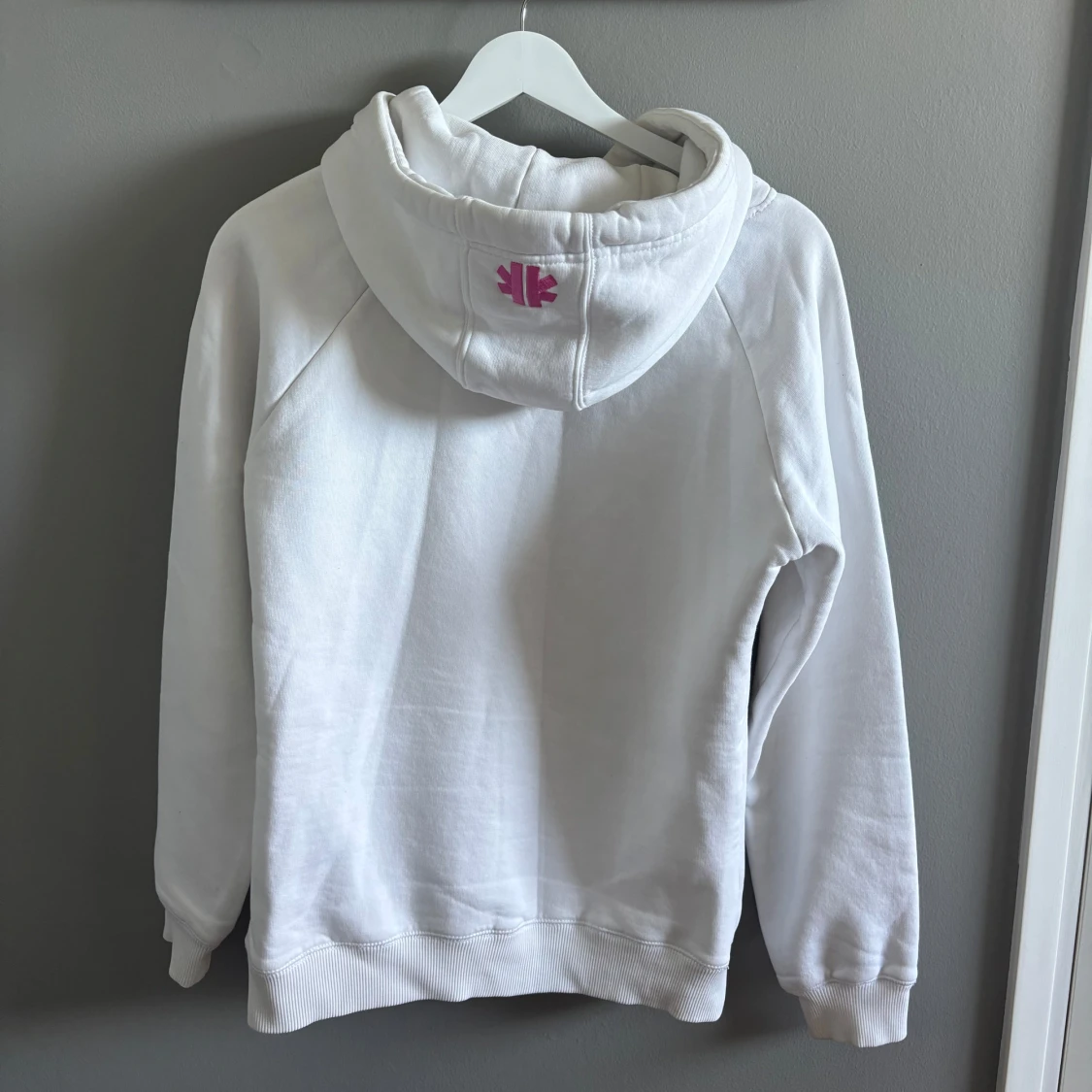 Vit hoodie med Sälen tryck - 1