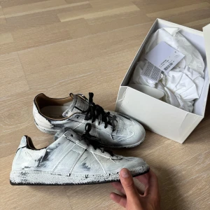 Maison Margiela Gats, ”Bianchetto” - Säljer ett par otroligt unika och rare gats i colorwayen bianchetto. Denna färg är slutsåld i nästintill alla storlekar överallt. (Vad jag har sett). Skriv vid funderingar. Pris diskuteras vid snabb affär! JA! Skorna är äkta och bevis finns!
