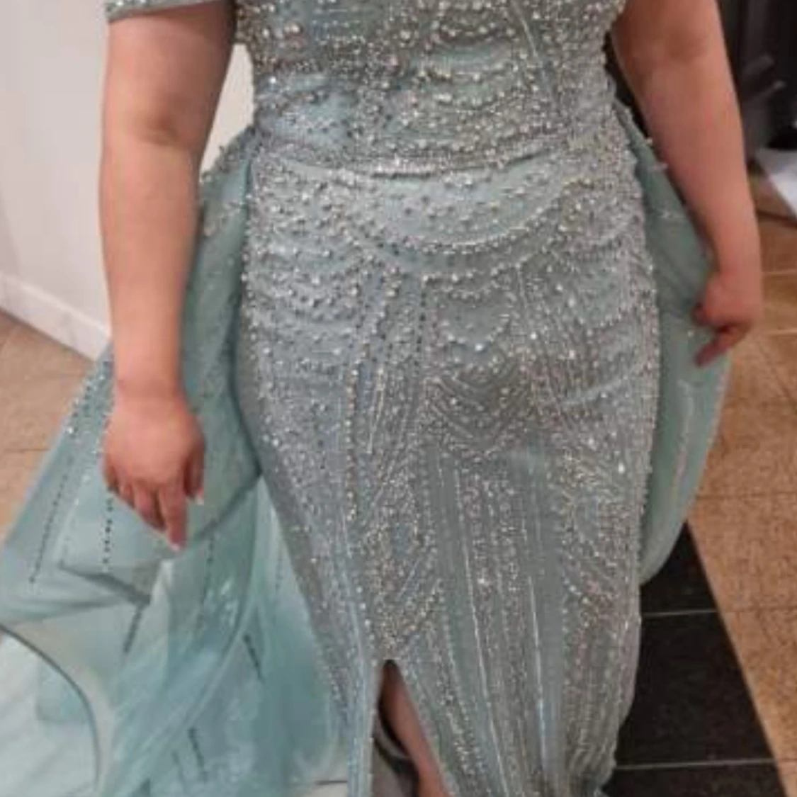 Ljusblå glittrig festklänning med släp - 1