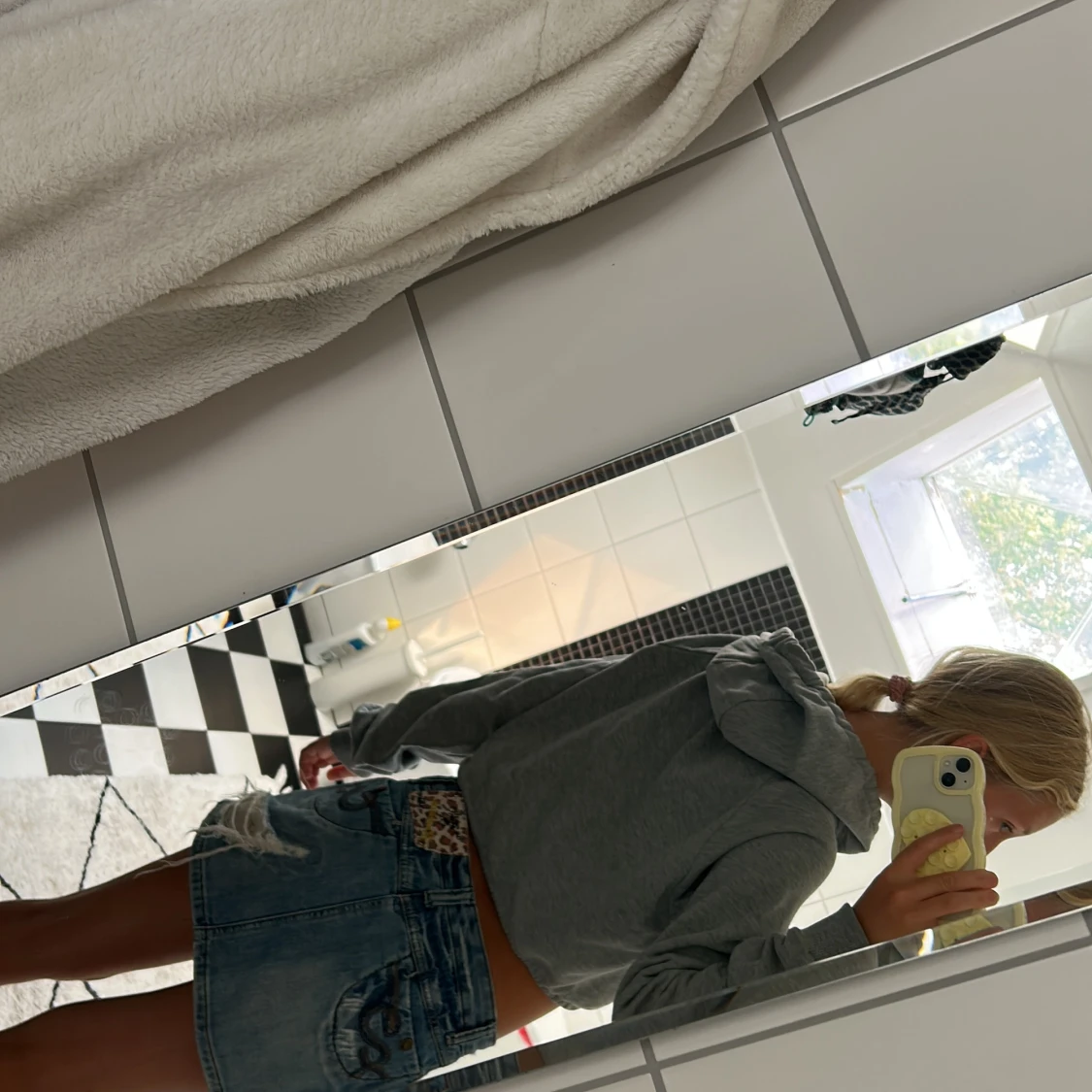 Grå croppad hoodie från NA-KD - 1