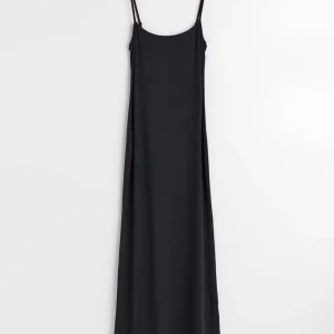 Svart långklänning från Gina Tricot  - Svart tight långklänning i storlek S från Gina tricot, klänningen är aldrig använd pga för stor. Den är i nyskick och jag skickar direkt! Skriv gör fler frågor.💕💕