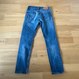 Levis Jeans  - Ett par jeans i bra skick förutom lappen i bak och därav priset. Nypriset på dessa jeans ligger på runt 1000kr. Längden på byxorna är 96cm och midjan 36cm jämför gärna med ett par egna och sen är det fritt fram att använda ”köp nu”.