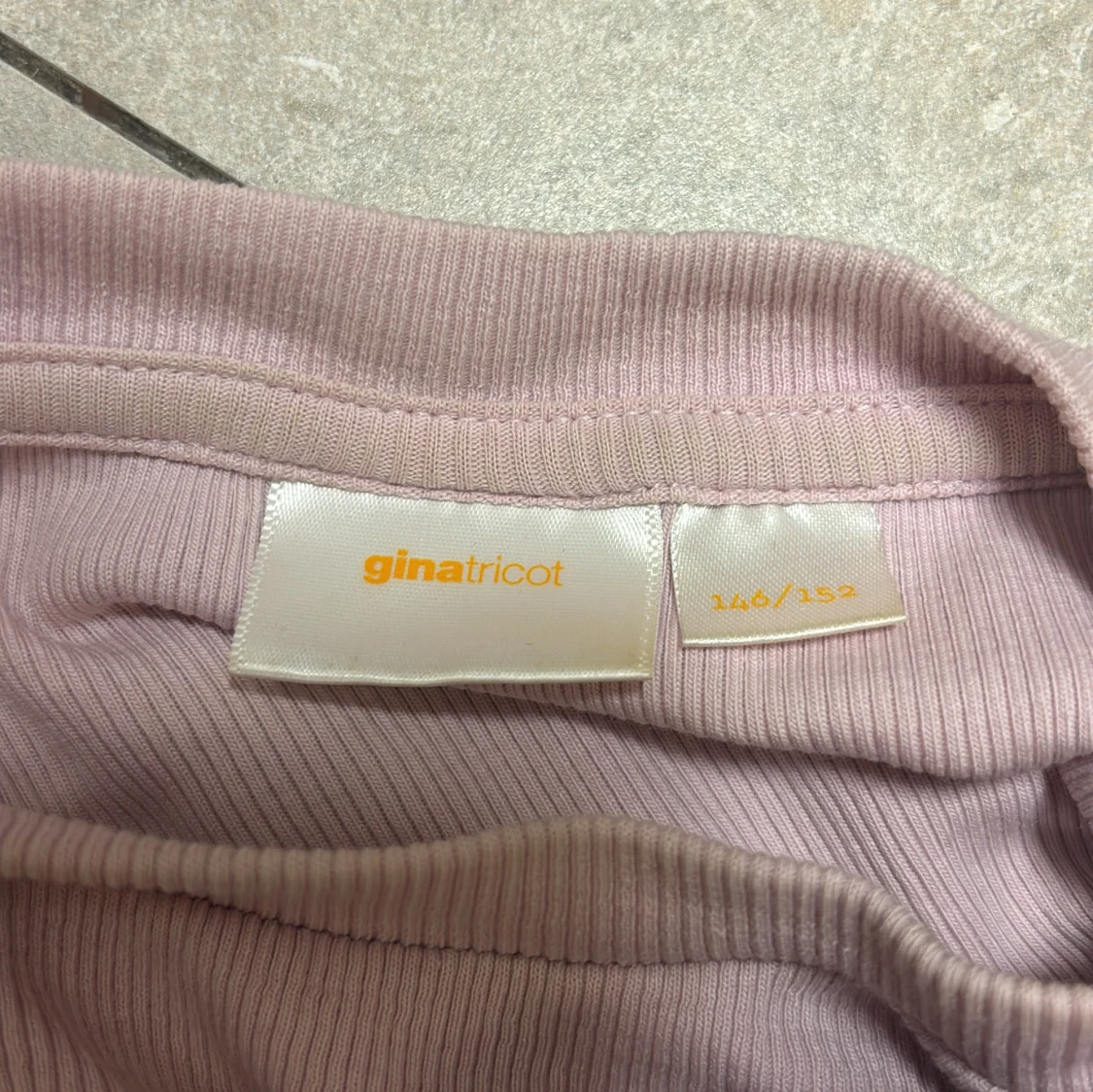 Ljusrosa topp med volangärmar Gina Tricot - 2