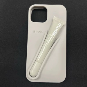Rhode lipcase - HELT NY. Nypris 56$ 🫶🏼 till för iphone 14  MEN den passar iphone 13 och 12 då jag själv testat på dessa telefoner❗️ liptreatment ingår (oanvänd) 
