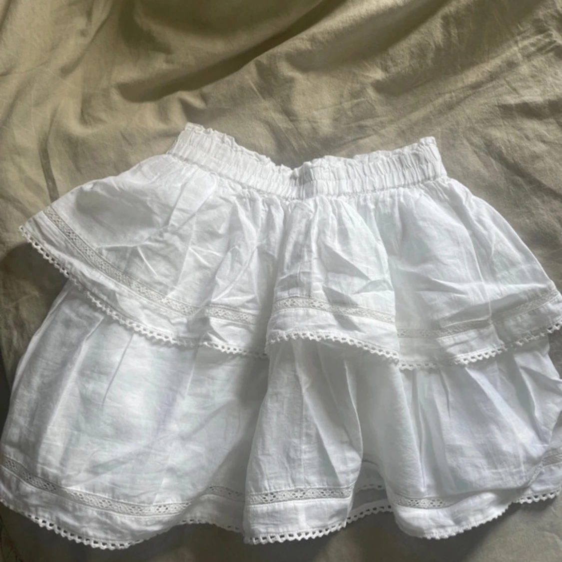 Vit volangkjol med spets från Nelly - 1