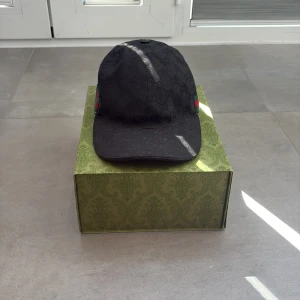 Gucci keps  - Gucci keps med endast små defekter på båda sidorna (se bild 5) men märks inte av vid användning. Nypris 5700kr