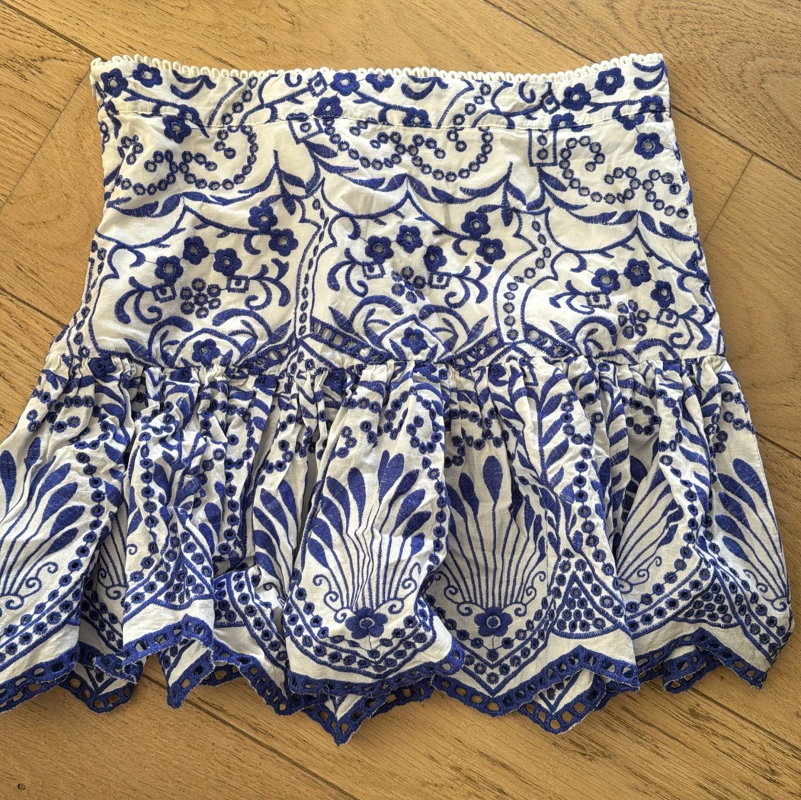 Vit och blå broderad kjol från Zara - 1