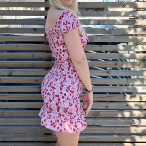 Miniklänning Chiquelle  - Jättefin kort smockad klänning från Chiquelle. Passar XS/S.