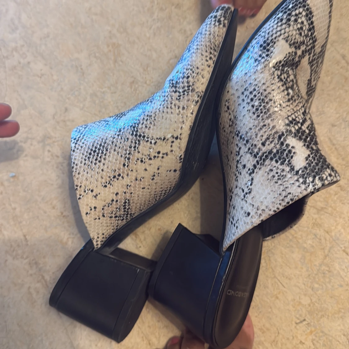 Ormskinnsmönstrade Vagabond mules - 4