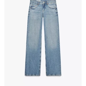 lågmidjadr straight zara jeans - säljer dessa knappt använda jeansen från zara i storlek 36 😇😇😇😇 skriv för fler bilder