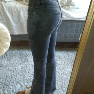 Lowwaist bootcut gina tricot petit - Fina bootcut och lowwaist gråa jeans från gina tricots petite avdelning i stl 32 petite 🤗 Superfint skick och säljes endast pga att dem inte längre passar. Skriv för fler bilder eller frågor!