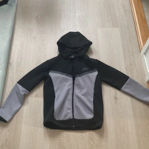 Svart och grå hoodi - Snygg svart och grå hoddi 