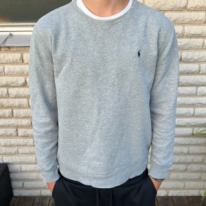 Ralph lauren tröja - Snygg grå Ralph Lauren crewneck som passar till allt! | size: Xl barn storlek, motsvarar S! Passar runt 170-178 isch 📏 | skick 8/10 | Tveka inte på att höra av dig🤩
