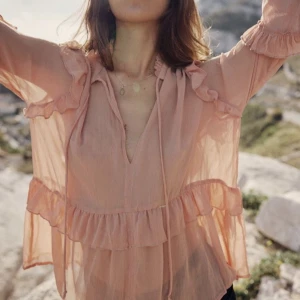 Genomskinligt blus från Zara - En genomskinligt rosa blus från Zara. Storklek XS . Jag har knappt använt den , för jag trodde färgen skulle vara ljusare. Den har bara legat i min garderob o dammat därav att den ser skrynklig ut. Men det är bara att stryka den.