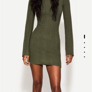 Olivgrön stickad kortklänning Bershka - Supersnygg olivgrön stickad kortklänning från Bershka med lång ärm och vågigt mönster. Klänningen har en tight passform och är perfekt för dig som gillar en enkel men trendig look. Hög hals och mjukt material som känns skönt mot huden.köpte den för 400kr