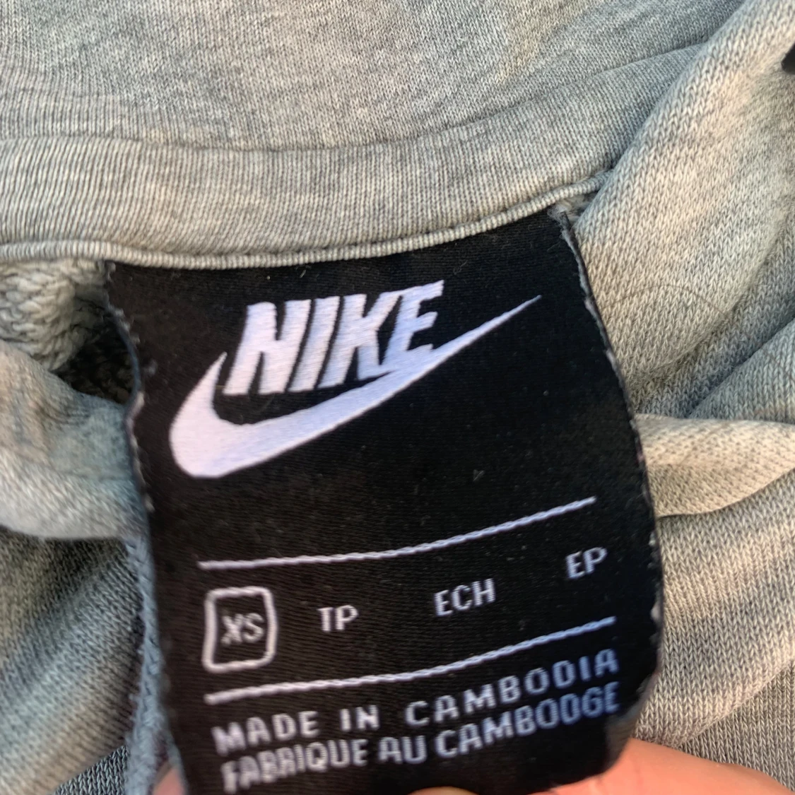 Grå hoodie från Nike med huva - 1