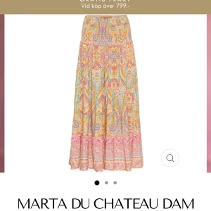 Färgglad långkjol från Marta du Chateau - Superfin långkjol från Marta du Chateau med färgglatt paisleymönster i rosa, gult, blått och grönt. Kjolen har smock i midjan och volang längst ner, endast använd 3 gngr. og pris: 599kr + frakt💕