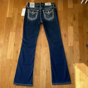 Miss Me bootcut jeans - Mid waist bootcut Miss Me jeans i storlek W27 L32! Helt nya med lapp kvar! Köpte dom för 2000kr. Skriv gärna för mer bilder på jeansen om de behövs🥰