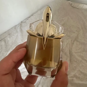 Mugler Alien Goddess Eau de Parfum - Alien Goddess från Mugler 30 ml, endast provad ett fåtal gånger. Nypris : 646kr, säljer för 470kr. Riktigt god doft! Säljer då jag inte använde den. Ingen skada! 