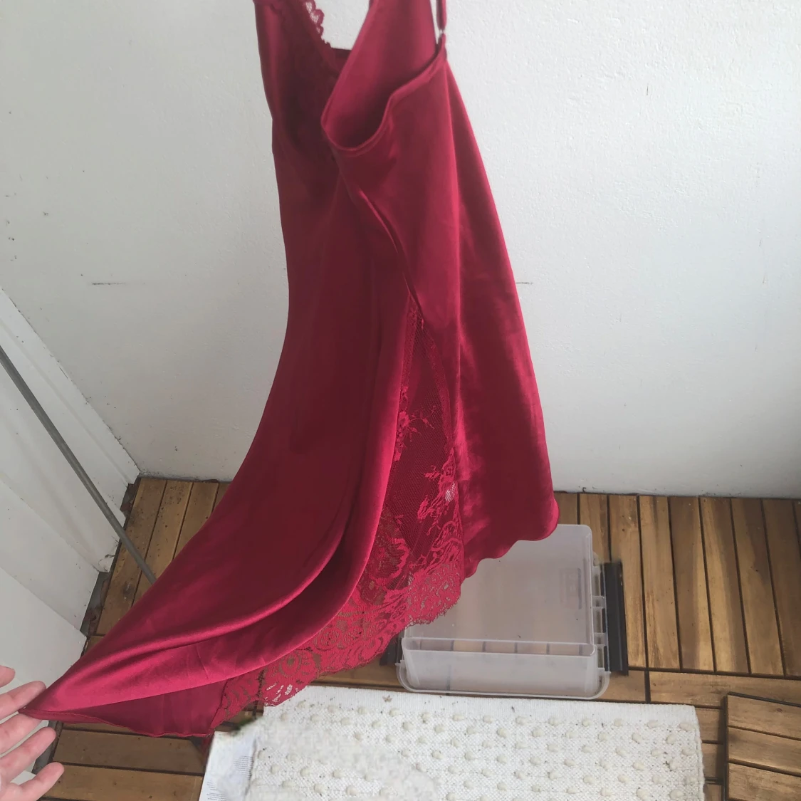 Röd satin natt klänning med spets - 3