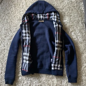 Burrberry zip - Jag säljer min mörkblåa Burrberry zip. Den är helt ny. Om du har frågor eller funderingar så är det bara att höra av sig.