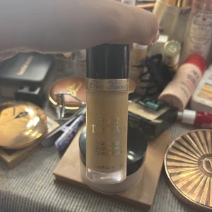 Too Faced Born This Way Concealer - Born This Way Multi-Use Sculpting Concealer från Too Faced i en ljus beige nyans. Kommer i en stilren glasflaska med svart lock och silvrig detalj. Perfekt för att täcka mörka ringar och highlighta ansiktet.