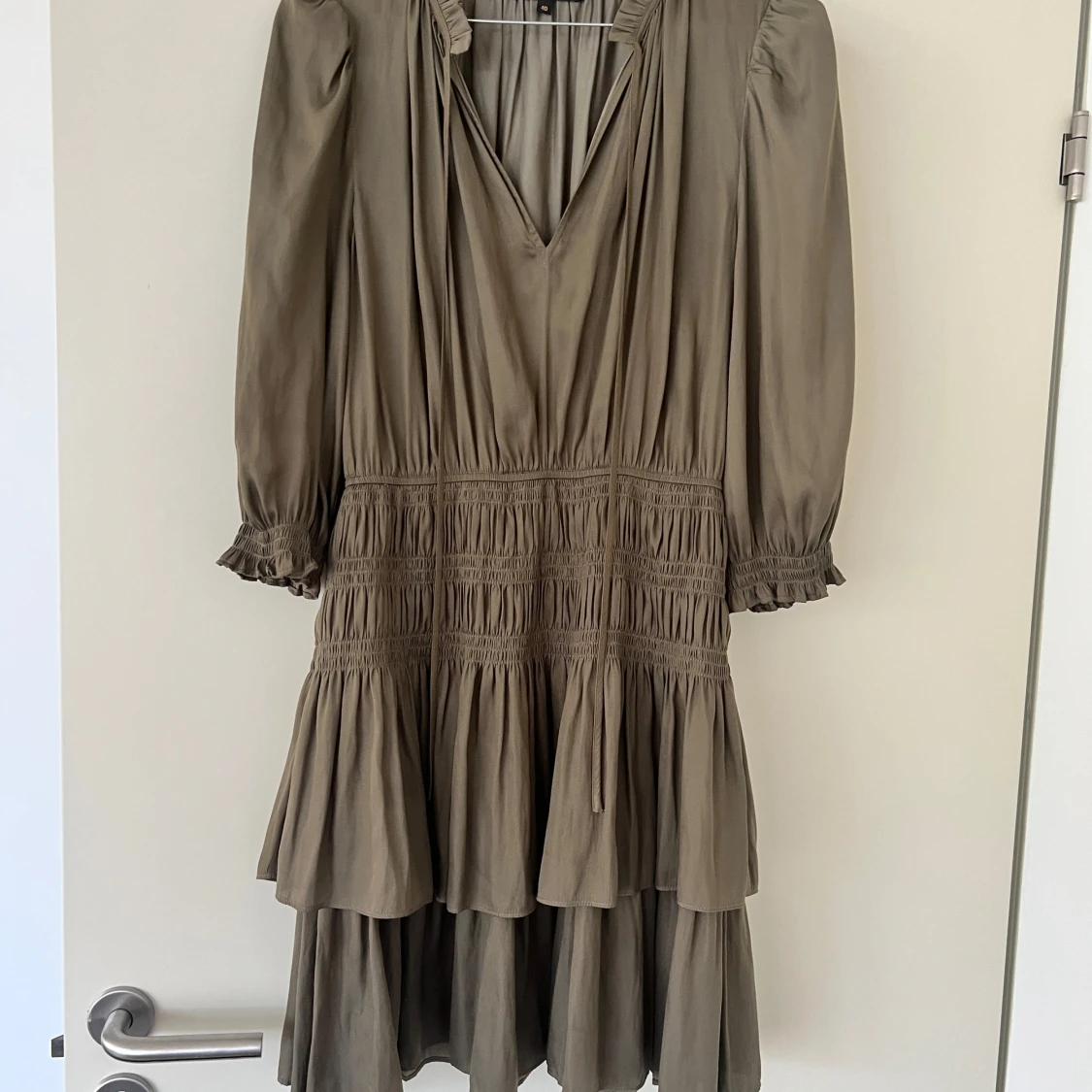 Olivgrön kortklänning från Maje