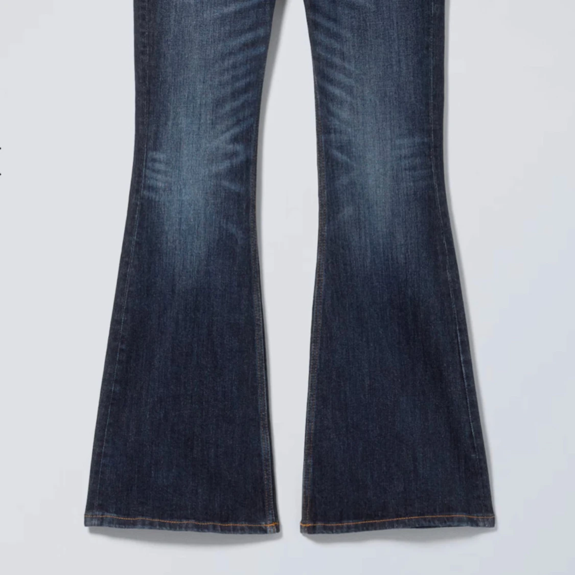 Lågmidjade jeans som är flared - 2