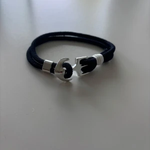 Armband marinblått- snyggt och marint  - Snyggt armband i djup marinblå färg med nautisk vibe. Perfekt detalj till en clean outfit. Passar både tjejer och killar. Justerbar storlek, bekväm att bära och stilren nog för både vardag och fest. Säljs pga rensning – skickas i förpackning helt nytt 