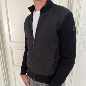 Moncler tricot cardigan  - Moncler tricot cardigan marinblå  storlek M skick 7,5/10 (bilder på flaws) nypris 10 000kr+ modellen är 188 och väger 75kg 