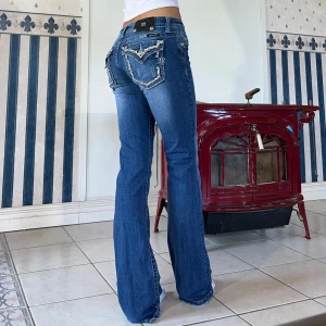 Miss me jeans - Miss me jeans i äldre modell, Lågmidjade & bootcut💕midja 78cm & innerben 83cm💕 stretchiga💕 obs saknar 2/4 nitar på svart lapp bak. Jag är 165 