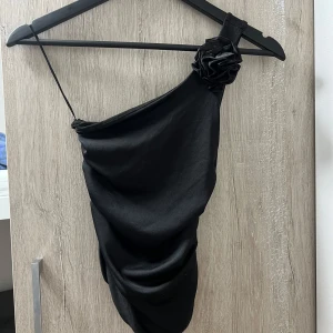 Svart one shoulder fest tröja  - aldrig använd, det kan vara jättefin för fest. Och om ni vill har jag än stjärna kjol som går ihop de!