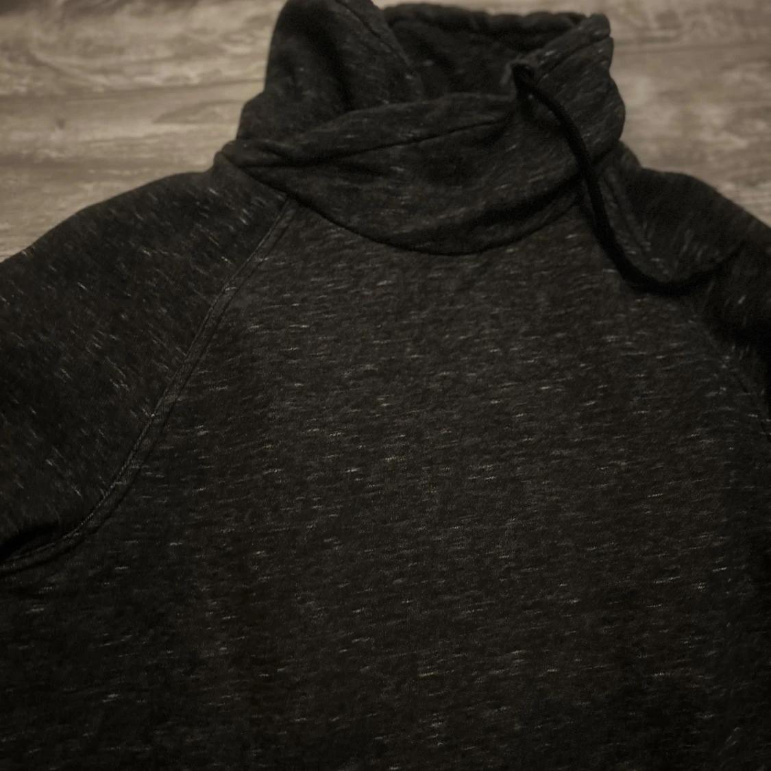 Mörkgrå hoodie med hög krage - 1