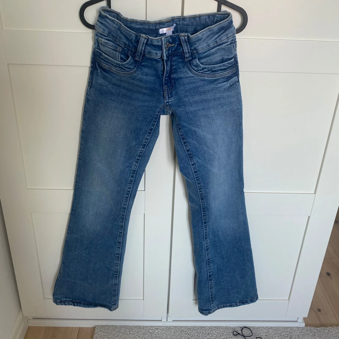 Blå bootcut jeans med utsvängda ben