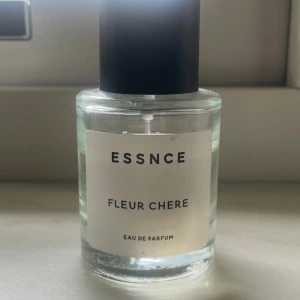 ESSNCE Fleur Chere Eau de Parfum - Säljer denna parfym från ESSENCE! Den luktar jätte gott och det är fortfarande mycket kvar i den! Hör gärna av dig om du undrar något ❤️ Pris kan diskuteras så lämna gärna pris förslag! 🫶🏼(ny pris 360 kr)