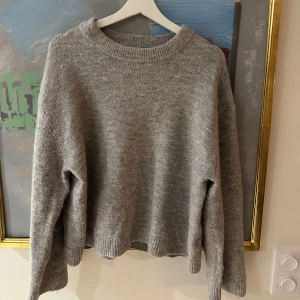 Grå stickad tröja från Gina Tricot - Mysig grå stickad tröja från Gina Tricot i storlek S!