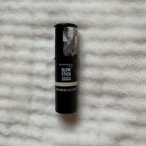 Rimmel Glow Stick Highlighter - Glow Stick Highlighter från Rimmel London i en smidig stickform. Ger en skimrande, champagnefärgad glow till ansiktet. Perfekt att svepa över kindben, näsrygg och amorbåge för extra lyster. Enkel att applicera direkt från stiftet och lätt att blenda ut.
