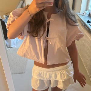 Blus - Super söt blus från Gina i ljusrosa, puff ärmar och knyte där fram! Använd vid ett specifikt tillfälle så den är i nyskick! Strl M men är mindre i passformen och passar mer som xs/s!❤️❤️