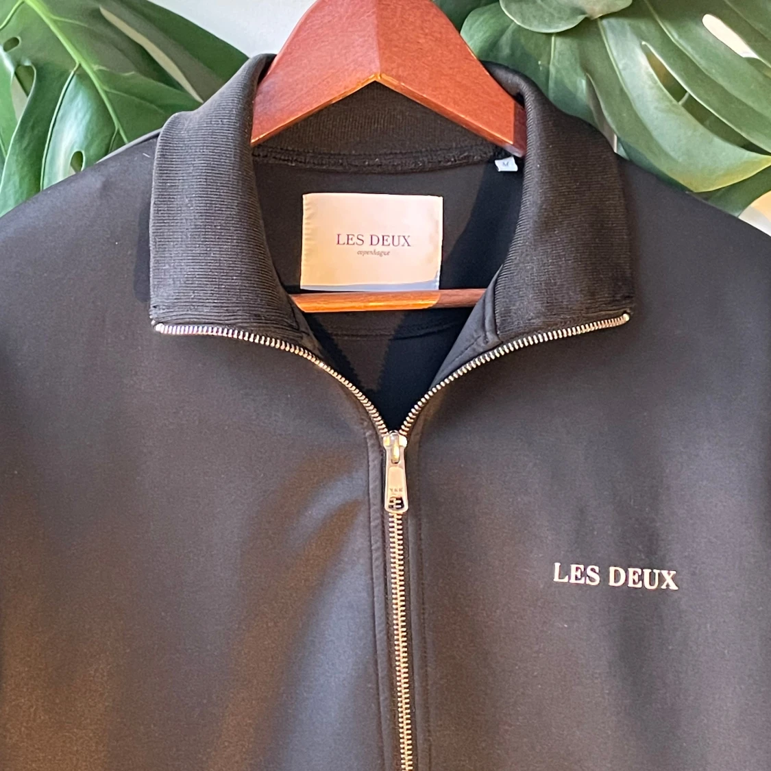 Svart tröja från Les Deux med dragkedja