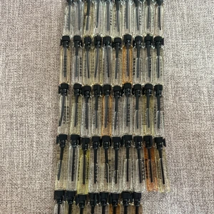 ESSNCE parfymprover 40-pack - Säljer nu testers från ESSNCE. 40 st med olika dofter.  Varierande mängde i alla. Perfekt för dig som vill testa många olika parfymer och hitta din favorit🌸