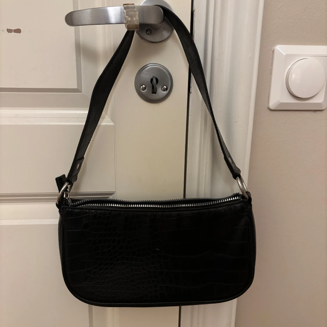 Svart axelväska i croco-imitation