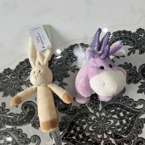 Två fina gosedjur till små barn -  Bilden visas små gosiga gosedjur som man kan använda till småbarn 