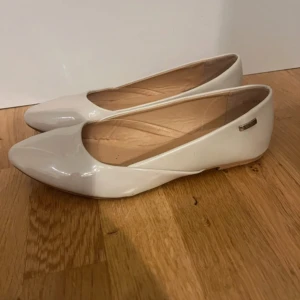 Beige/ vita ballerinaskor  - Ballerinaskor i stolek 37, använda en gång 