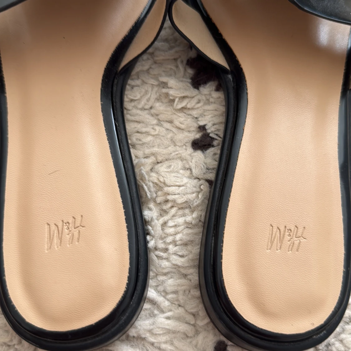 Svarta sandaler/slip-ins med gulddetalj från HM - 4