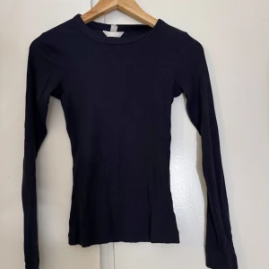 Svart långärmad ribbad tröja - Jätte fin långärmad tröja nästan aldrig använd ! 