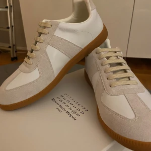 Maison Magiela skor - Säljer Maison Margiela dojor snabbt och smidigt, fraktar inom 12 timmar. Skriv för fler frågor och funderingar.