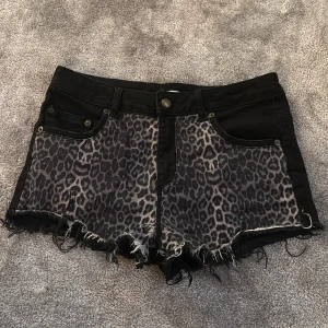 Leopard jeansshorts detaljer - Ett par jättefina jeansshorts från äldre BikBok, som inte säljs längre, med leopard mönster på framsidan. I bra skick och i strl S💖 midjan är rätt så låg💖